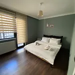 1008 Lux Close To Consulates