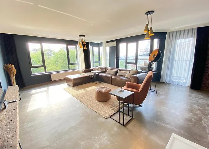 1008 Lux Close To Consulates *