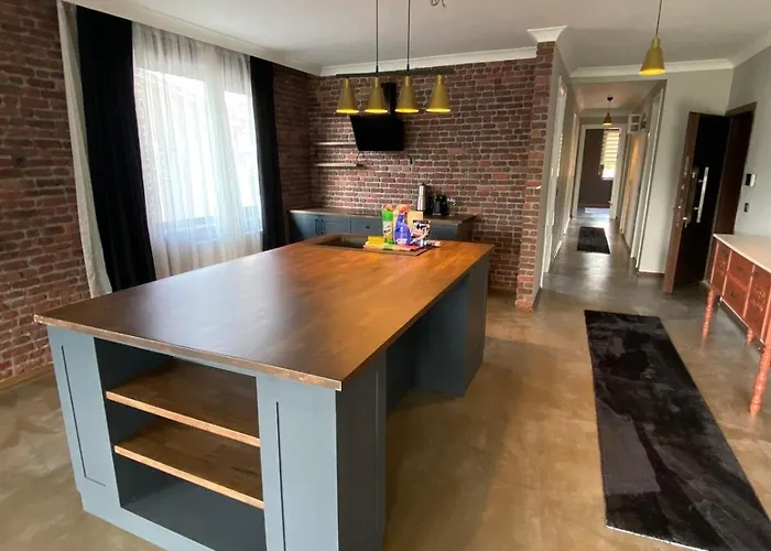 1008 Lux Close To Consulates *