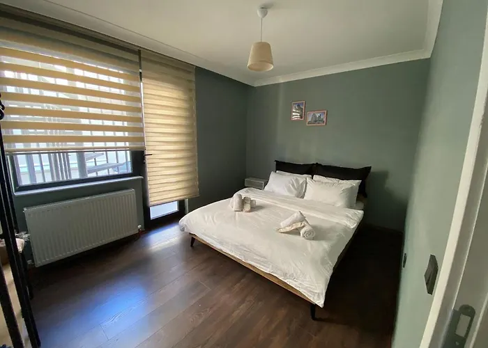 1008 Lux Close To Consulates